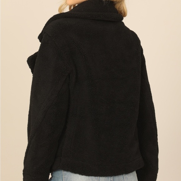 Warm and cozy teddy short style coat with pockets in black - Picture 7 of 11